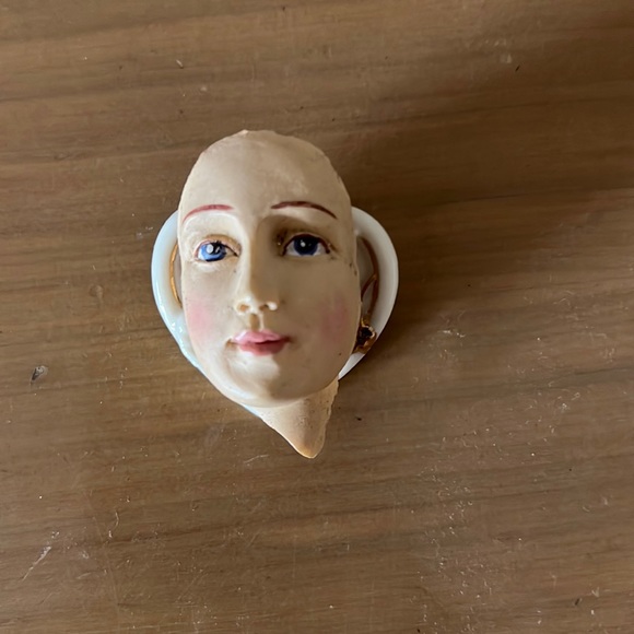 Porcelain doll face pin - Picture 1 of 3